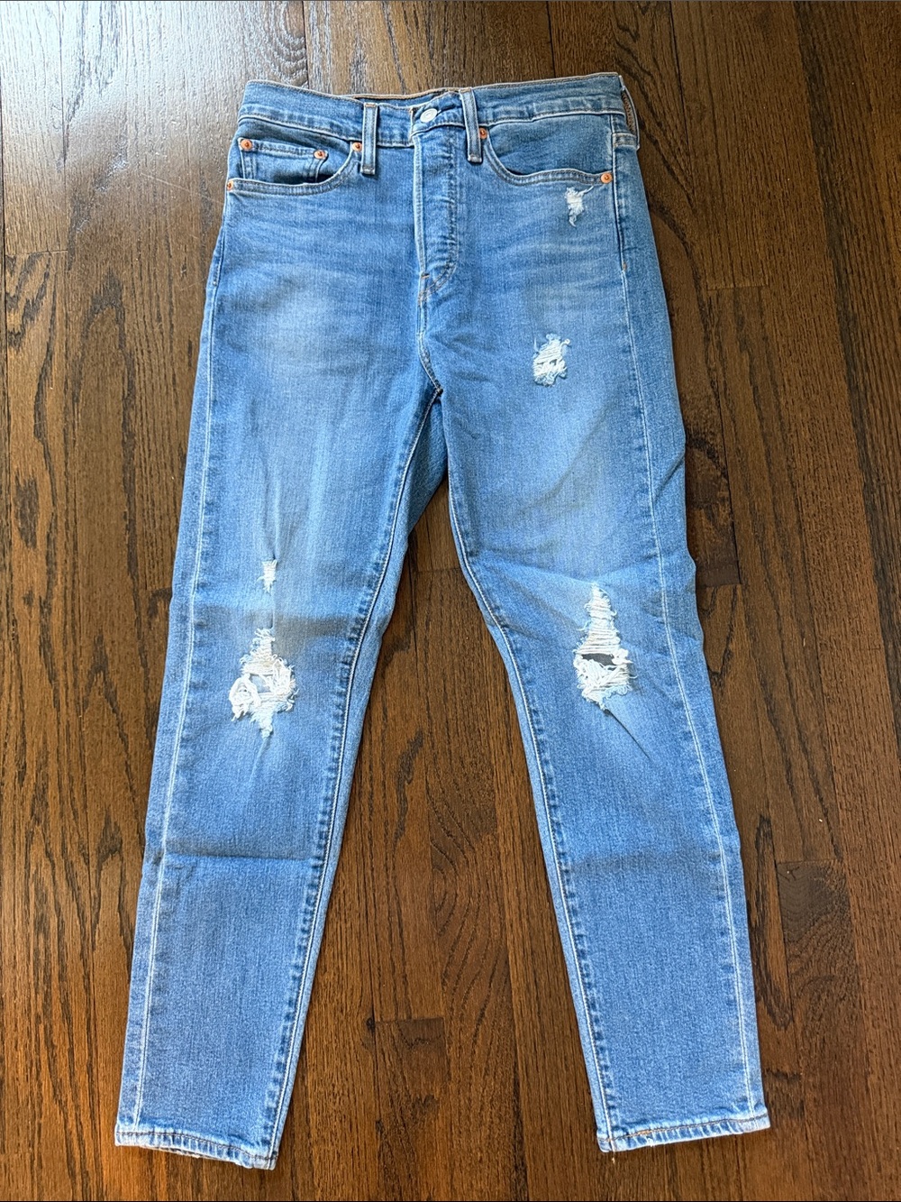 Levi’s Light Wash Distressed Skinny Jeans (new without tag) size 27